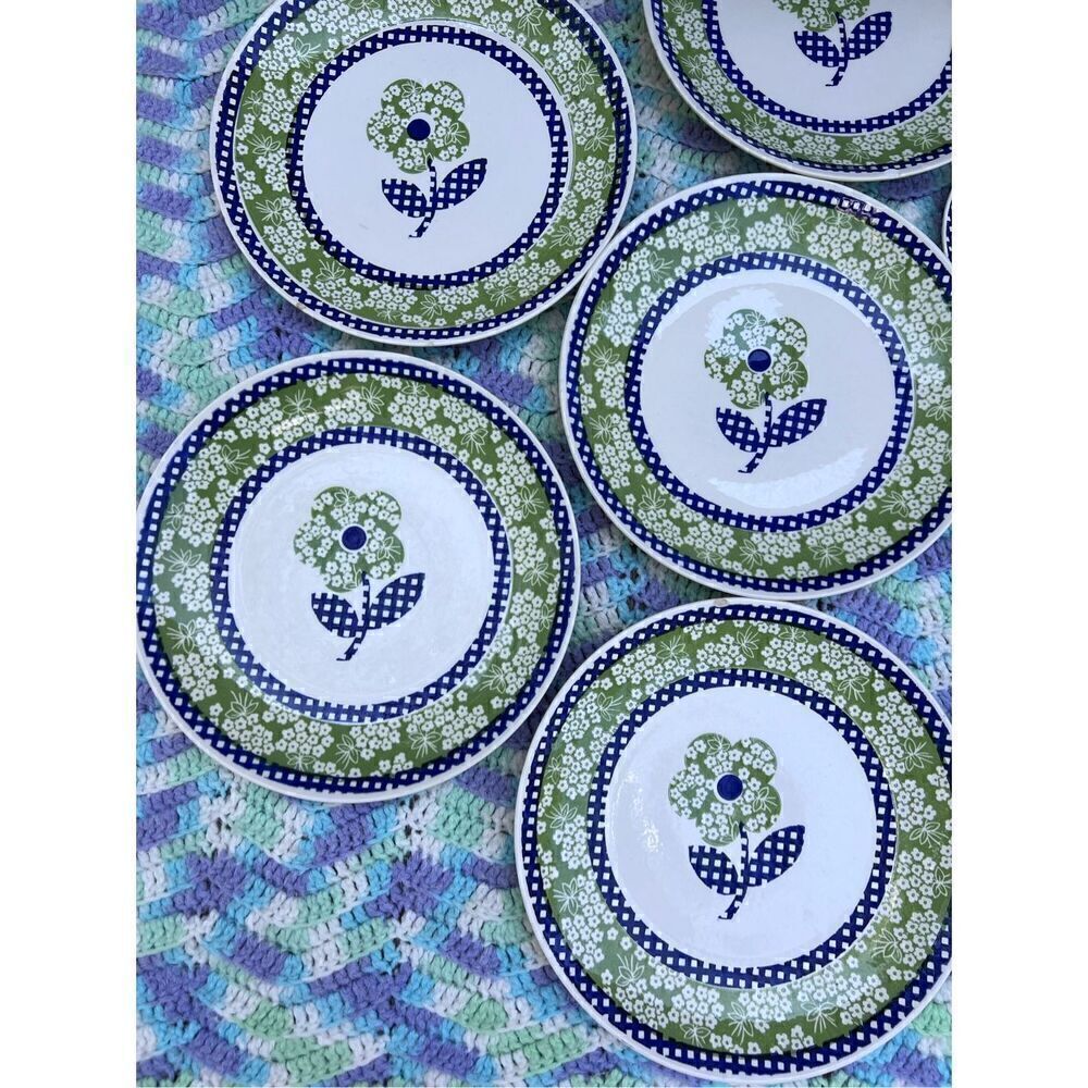 Vintage Mod Flower Power Plate Set - Picture 3 of 13